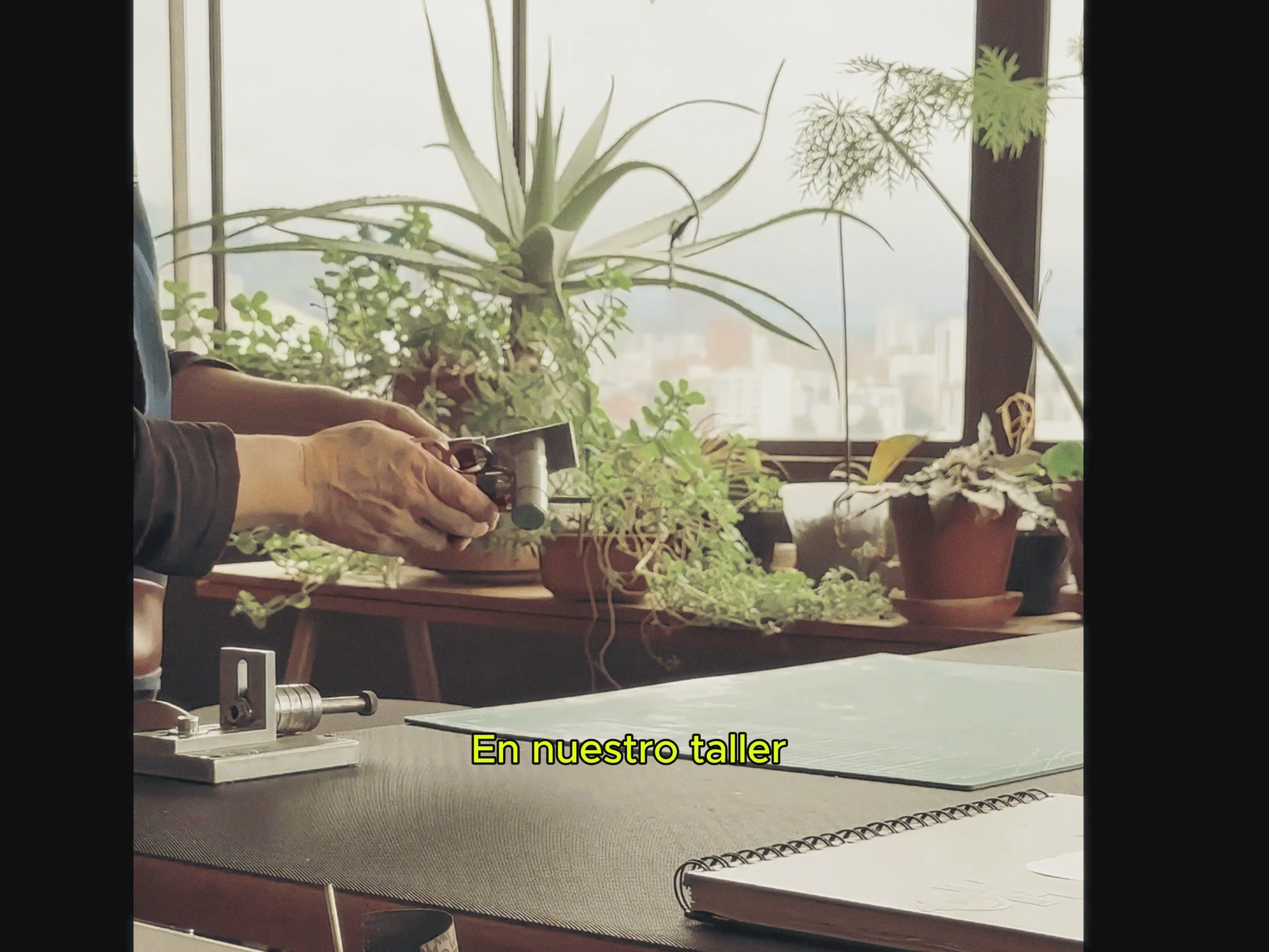 Cargar video: Lo que ves aquí es el resultado de horas de silencio, diseño consciente y respeto por el material. Debido a la naturaleza orgánica de nuestro cuero y al proceso manual, no existen dos piezas idénticas. Elige la tuya sabiendo que ha sido creada bajo la filosofía de "pocos, pero perfectos